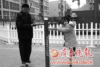 ����һ���L(f��ng)�p��ˬ���峿,�P�߁���λ���������鲩С�^(q��)�Ľ���·���V��,�@���Ѿۼ��˲��ف�呟����ˡ������е��ڴ�@�����е��ډ���,�mȻ�д�������,�ԳʬF(xi��n)��һ�����C��Ȼ�ğ��[����