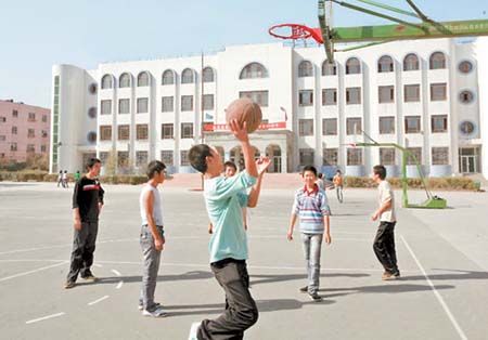 ���׸�һ���W(xu��)У�Ļ@���(ch��ng)�ϣ�ԓУ�ČW(xu��)�����������n���r(sh��)�g��@�򡣣��Y�ψDƬ��